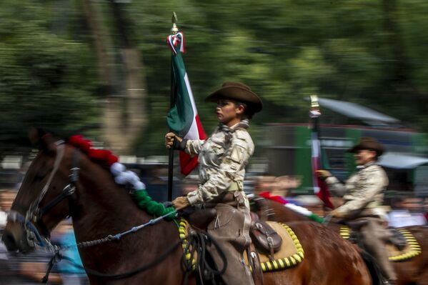 Con desfile México celebra 109 años del inicio de la Revolución  - Sputnik Mundo