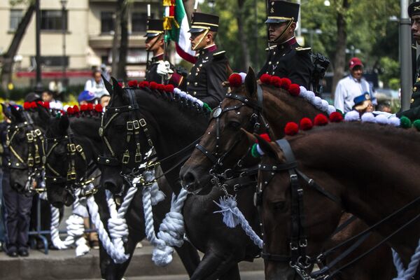 Con desfile México celebra 109 años del inicio de la Revolución  - Sputnik Mundo