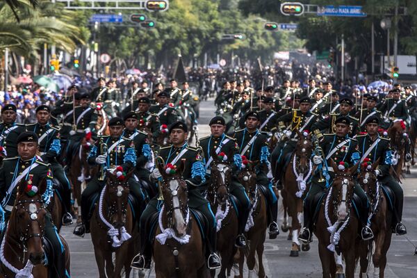 Con desfile México celebra 109 años del inicio de la Revolución  - Sputnik Mundo