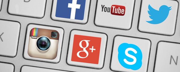 Un teclado con iconos de redes sociales - Sputnik Mundo