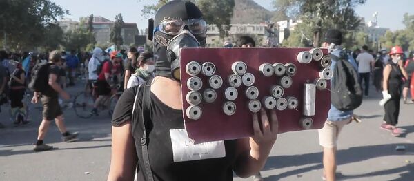 Violentos enfrentamientos marcan el inicio del segundo mes de protestas en Chile - Sputnik Mundo