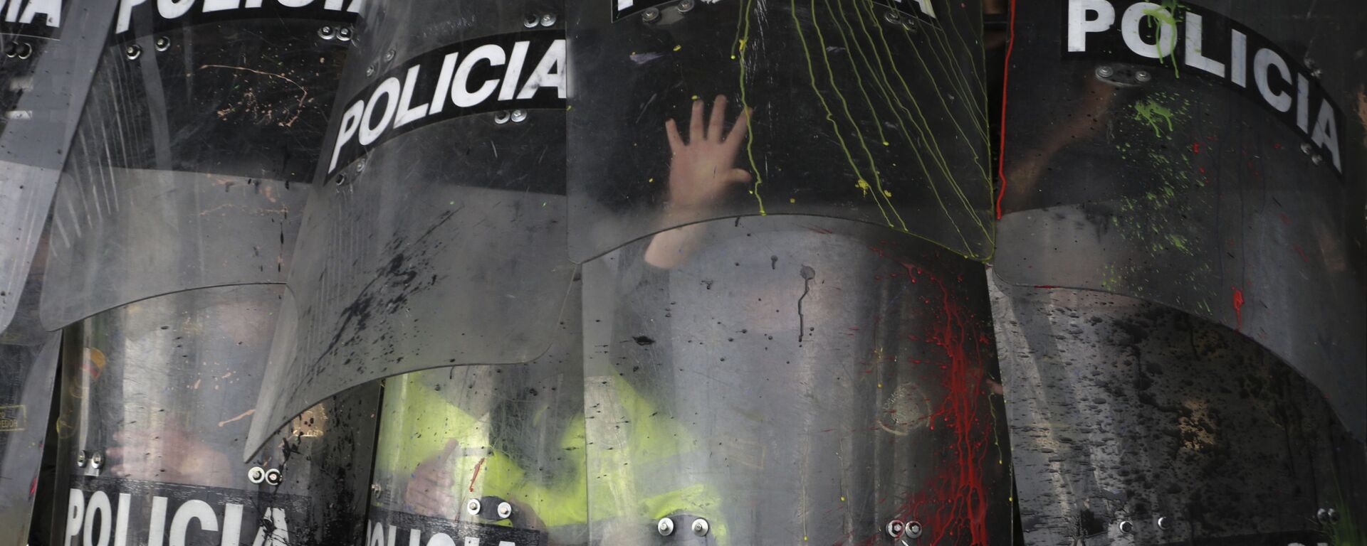 Escudos de la Policía durante una manifestación estudiantil en Bogotá, Colombia, en octubre de 2019 - Sputnik Mundo, 1920, 17.11.2021