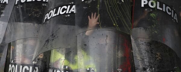 Escudos de la Policía durante una manifestación estudiantil en Bogotá, Colombia, en octubre de 2019 - Sputnik Mundo