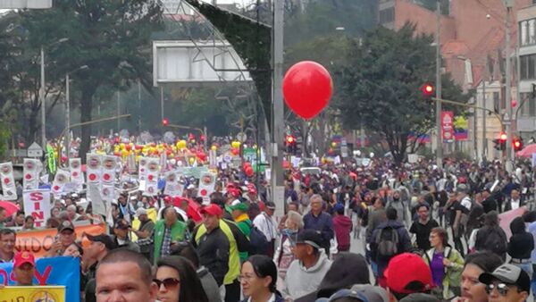 Transcurre una marcha contra el Gobierno en Bogotá entre vías bloqueadas y comercios cerrados | Fotos - Sputnik Mundo