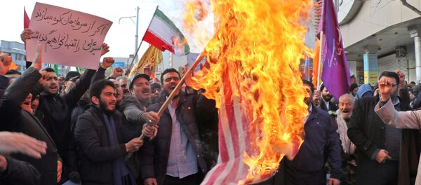 Manifestantes que apoyan al Gobierno de Irán queman la bandera de Estados Unidos - Sputnik Mundo