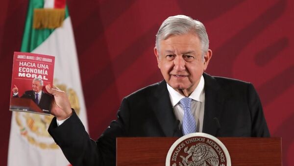 AMLO presenta su libro 'Hacia una economía moral' en conferencia de prensa - Sputnik Mundo