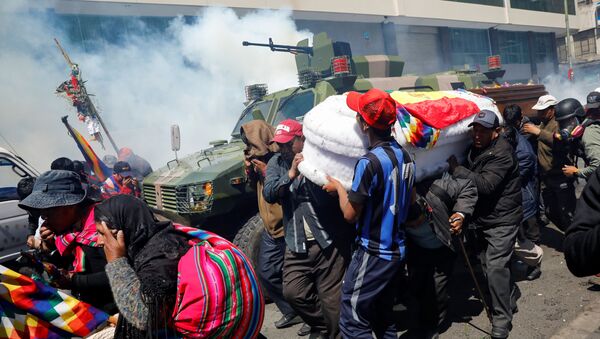 Policía boliviana dispersando con gases lacrimógenos a manifestantes en La Paz, Bolivia Policía boliviana dispersando con gases lacrimógenos a manifestantes en La Paz, Bolivia - Sputnik Mundo