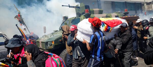Policía boliviana dispersando con gases lacrimógenos a manifestantes en La Paz, Bolivia - Sputnik Mundo