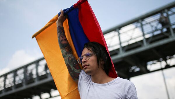 Joven con bandera colombiana en la marcha del 21N en Bogotá, Colombia - Sputnik Mundo