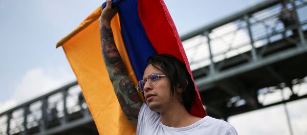 Joven con bandera colombiana en la marcha del 21N en Bogotá, Colombia - Sputnik Mundo