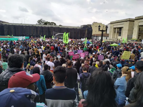 Las imágenes del paro en Bogotá que marcaron el histórico 21N en Colombia Las imágenes del paro en Bogotá que marcaron el histórico 21N en Colombia - Sputnik Mundo