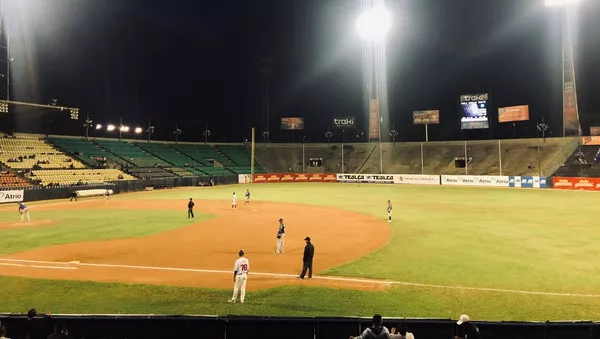 Partido entre Navegantes de Magallanes y Los Tiburones de La Guaira en el Estadio Universitario de Caracas