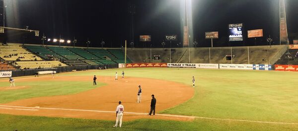 Partido entre Navegantes de Magallanes y Los Tiburones de La Guaira en el Estadio Universitario de Caracas - Sputnik Mundo
