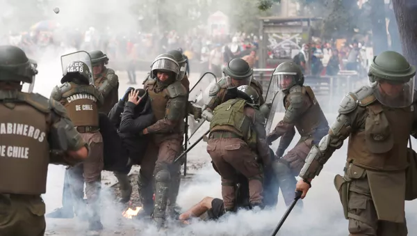 Protestas en Santiago, Chile - Sputnik Mundo