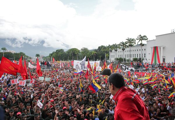 Estudiantes civiles y militares se movilizan para expresar su respaldo a Maduro - Sputnik Mundo