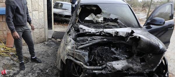 Un coche quemado en Cisjordania - Sputnik Mundo