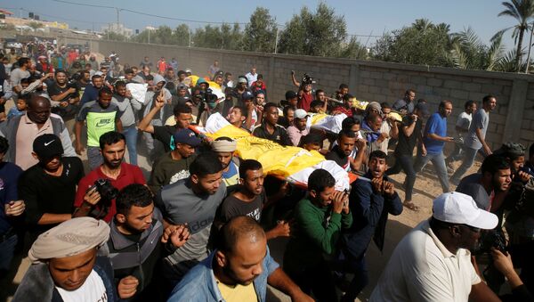 Funeral de los muertos de la familia Sawarka (Abu Malhous), fallecidos  los misiles israelíes - Sputnik Mundo