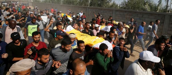 Funeral de los muertos de la familia Sawarka (Abu Malhous), fallecidos  los misiles israelíes - Sputnik Mundo