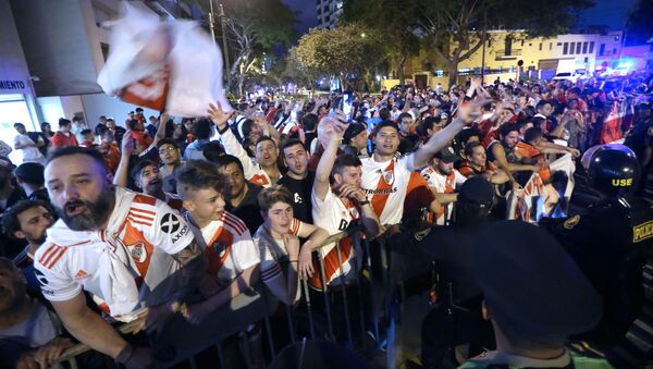 Hinchas de River Plate reunidos para recibir los jugadores del equipo en Lima - Sputnik Mundo