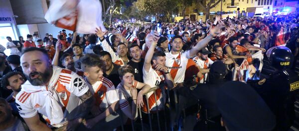Hinchas de River Plate reunidos para recibir los jugadores del equipo en Lima - Sputnik Mundo