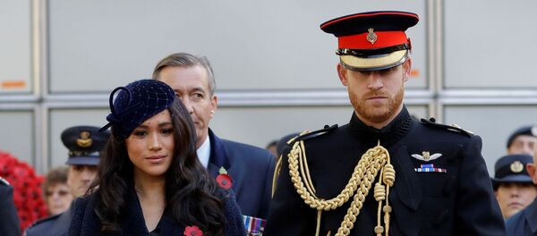 Meghan Markle y su esposo, el príncipe Enrique - Sputnik Mundo