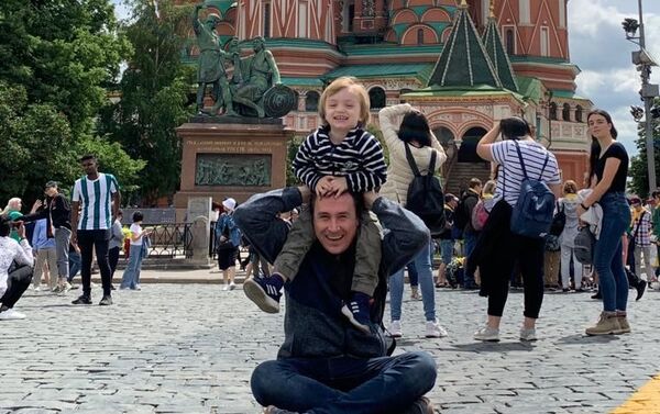 Iván Kirichenko con la Catedral de San Basilio de fondo, en Moscú - Sputnik Mundo