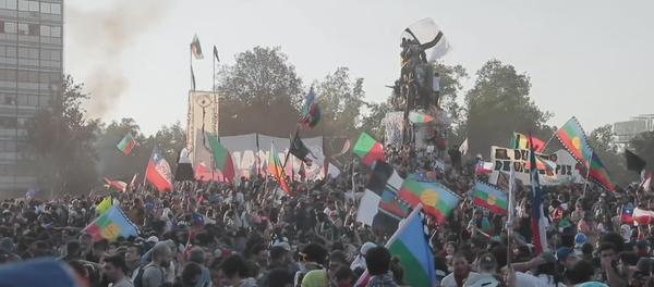 Santiago de Chile, sumergido en protestas y enfrentamientos violentos - Sputnik Mundo