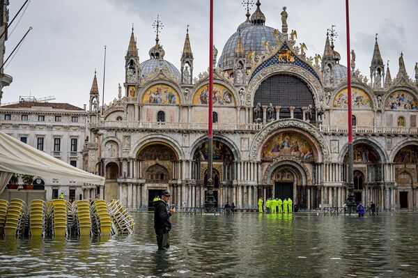 Protestas, modelos e inundaciones: las fotos más destacadas e impresionantes de la semana - Sputnik Mundo