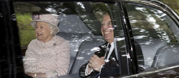 La reina de Inglaterra, Isabel II,  y su hijo el príncipe Andrés, duque de York - Sputnik Mundo