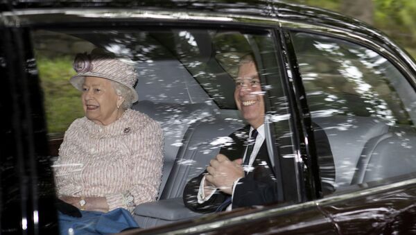 La reina de Inglaterra, Isabel II,  y su hijo el príncipe Andrés, duque de York - Sputnik Mundo
