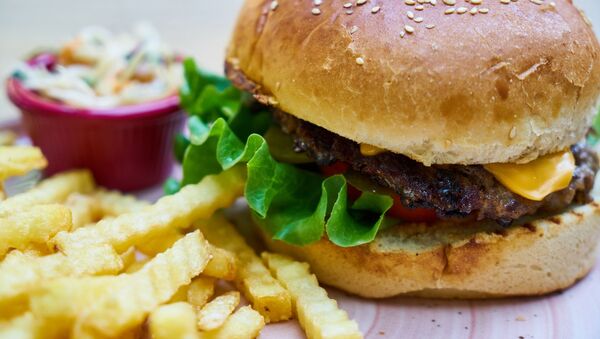 Una hamburguesa con papas fritas - Sputnik Mundo