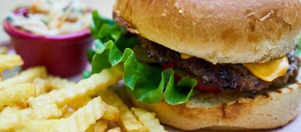 Una hamburguesa con papas fritas - Sputnik Mundo