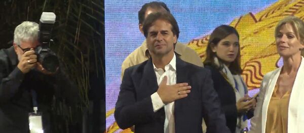 Los partidarios de Lacalle Pou celebran su victoria preliminar en Uruguay - Sputnik Mundo