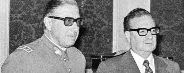 Augusto Pinochet (izq.) y el entonces presidente Salvador Allende - Sputnik Mundo