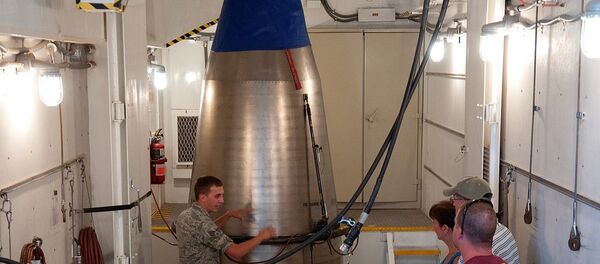 Un misil Minuteman III en un silo - Sputnik Mundo