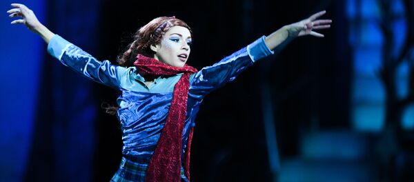 Артистка Cirque du Soleil во время шоу на льду CRYSTAL в Москве - Sputnik Mundo