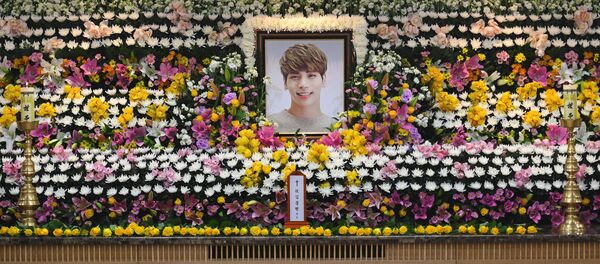 El funeral del líder de la banda SHINee, Jong-hyun - Sputnik Mundo