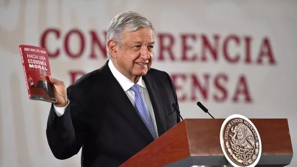 Andrés Manuel López Obrador presentando su último libro, 'Hacia una economía moral' (noviembre, 2019)