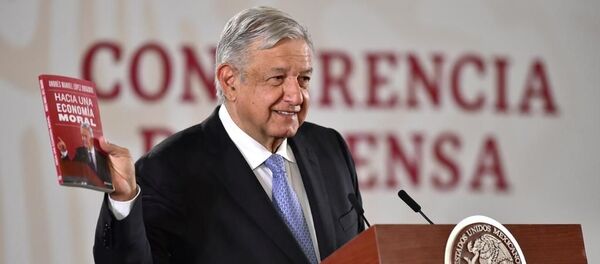 Andrés Manuel López Obrador presentando su último libro, 'Hacia una economía moral' (noviembre, 2019) Andrés Manuel López Obrador presentando su último libro, 'Hacia una economía moral' (noviembre, 2019) - Sputnik Mundo