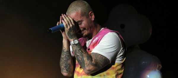 El cantante de reggaeton J Balvin durante un concierto en Ciudad de México - Sputnik Mundo