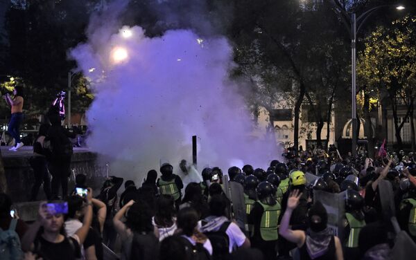 Protesta en Ciudad México por el Día Internacional de la Eliminación de la Violencia contra las Mujeres, el 25 de noviembre de 2019 - Sputnik Mundo
