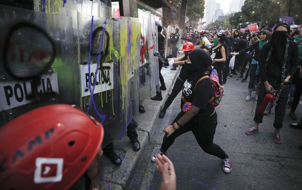 Protesta en Ciudad México por el Día Internacional de la Eliminación de la Violencia contra las Mujeres, el 25 de noviembre de 2019 - Sputnik Mundo