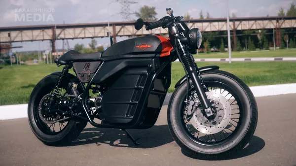Kalashnikov presenta su moto eléctrica estilo café racer | Vídeo
