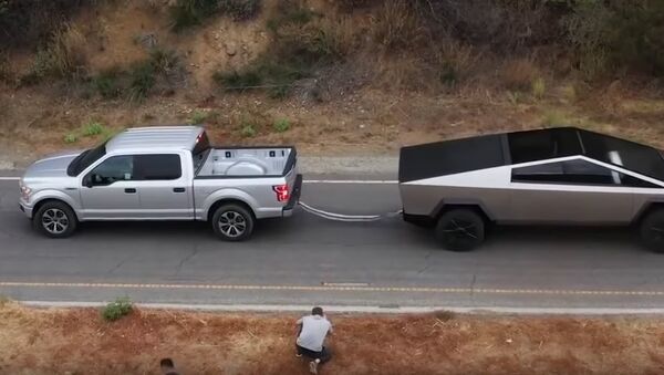 Tira y afloja entre un Ford F-150 y Tesla Cybertruck - Sputnik Mundo