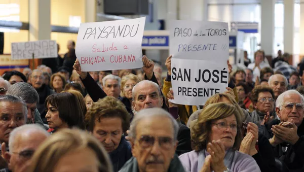 Uruguayos apoyan permanencia de los médicos cubanos  - Sputnik Mundo
