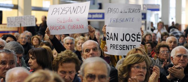 Uruguayos apoyan permanencia de los médicos cubanos  - Sputnik Mundo