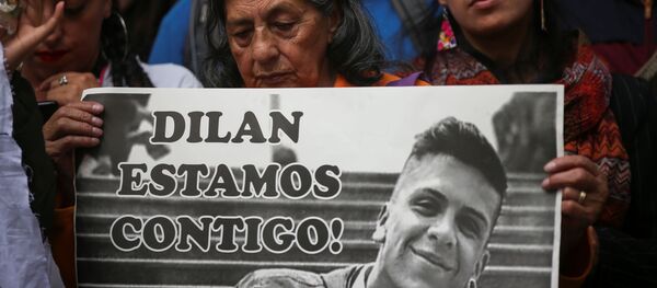 Manifestantes con retrato de Dilan Cruz - Sputnik Mundo