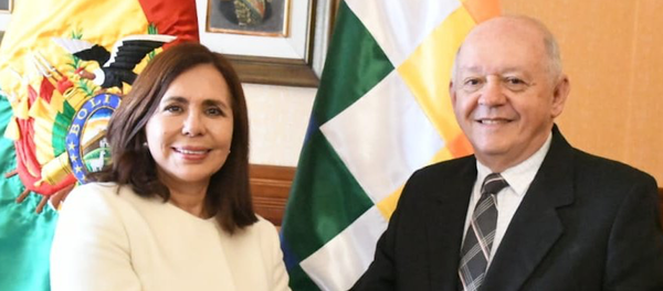 La canciller del gobierno de 'facto', Karen Longaric, con el nuevo embajador de Bolivia en EEUU, Walter Oscar Serrate Cuéllar La canciller del gobierno de 'facto', Karen Longaric, con el nuevo embajador de Bolivia en EEUU, Walter Oscar Serrate Cuéllar - Sputnik Mundo