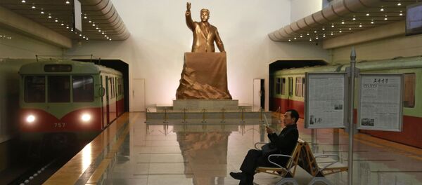 Статуя покойного лидера Северной Кореи Ким Ир Сена на станции метро Kaeson в Пхеньяне, Северная Корея - Sputnik Mundo