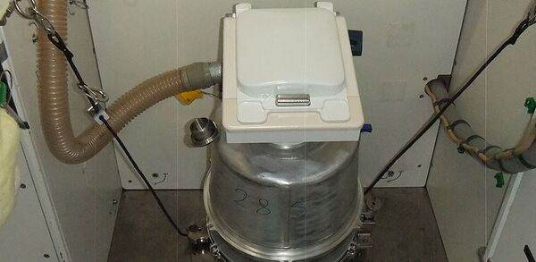 Un inodoro en la EEI - Sputnik Mundo